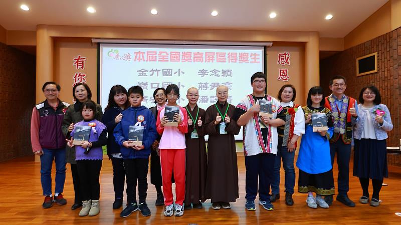 圖說2.靈鷲山妙用法師、法泰法師與入圍全國普仁獎的小太陽合影。(圖片提供/靈鷲山佛教教團)