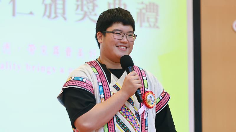 圖說4. 小太陽孟軒入圍全國普仁獎,於台上致詞。(圖片提供/靈鷲山佛教教團)
