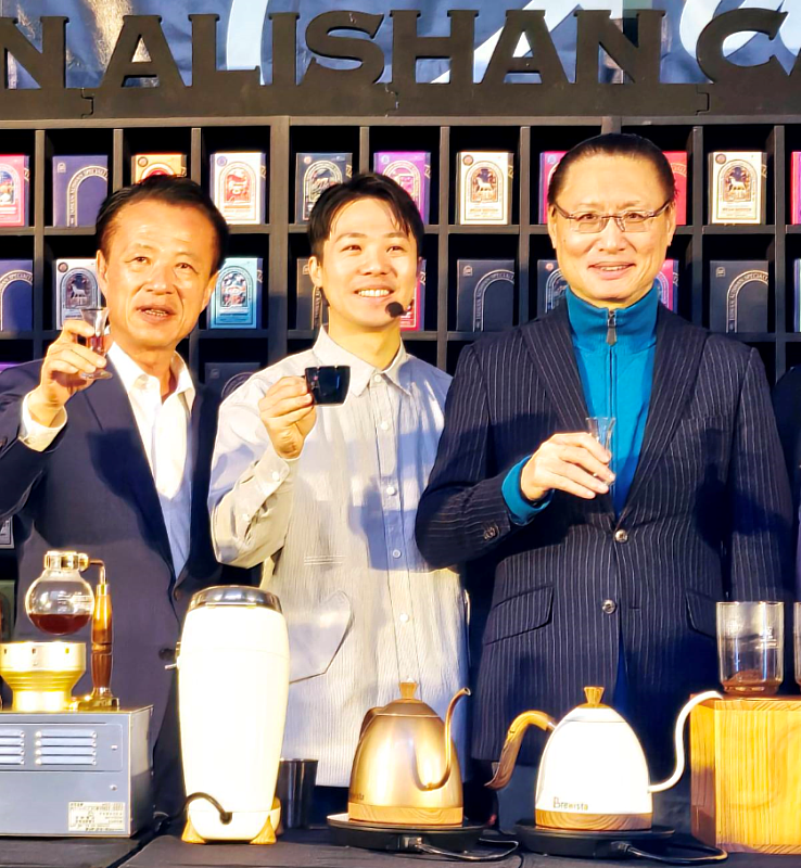 圖二：左起嘉義縣長翁章梁、虹吸咖啡冠軍張維欣、合庫人壽總經理藍年紳