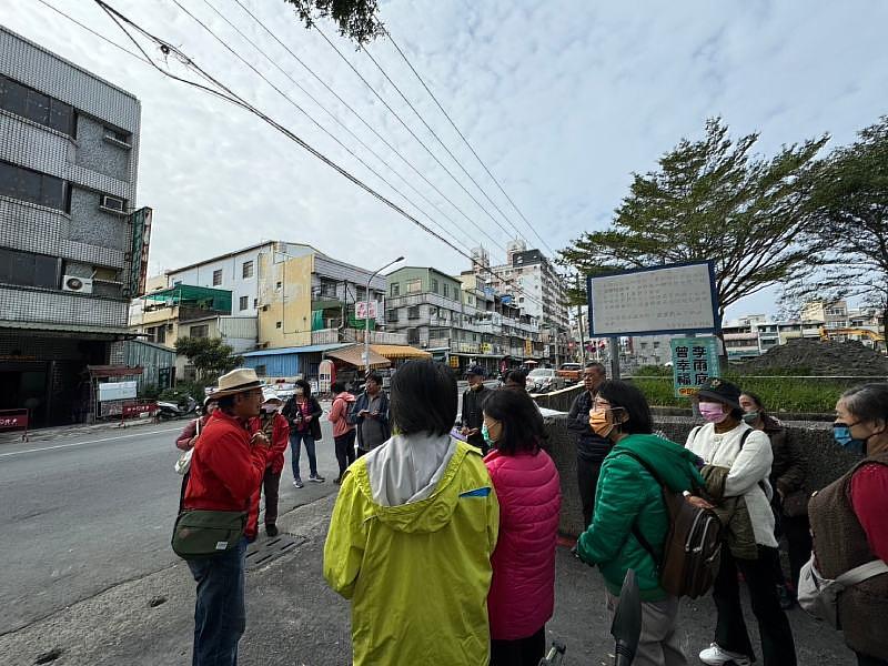 現場由專業導覽員帶領，從水圳走至磚窯建築，深度探索在地文化。圖／初冊文化提供