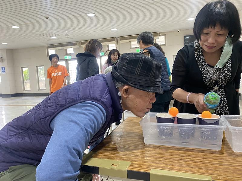 學員挑戰「好大的口氣」競賽遊戲關卡，展現個人的心肺耐力。