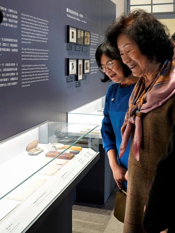 作家錦連的夫人王玉梅女士（右）與長女陳嘉惠女士參觀籌備中的鐵道文化常設展陳列的錦連手稿與文物。