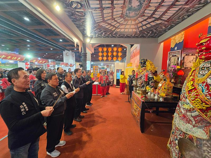 由貿協董事長黃志芳與北港朝天宮副董事長吳炳俊主祭，感謝媽祖庇佑世貿年貨展圓滿閉幕。(貿協提供)