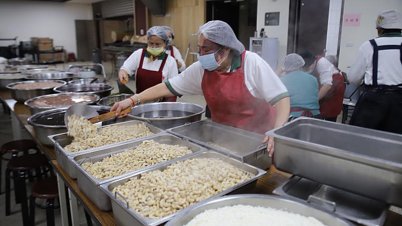 圖1：靈鷲山聖山寺每年分贈的臘八粥選用上好食材，從清洗、篩選到熬煮，無處不仔細用心，充滿了志工們的愛心。（靈鷲山佛教教團提供）