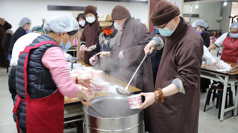 圖3.為了讓民眾早日嘗到可口的臘八粥，靈鷲山常住法師們也一同加入分裝打包的行列。（靈鷲山佛教教團提供）