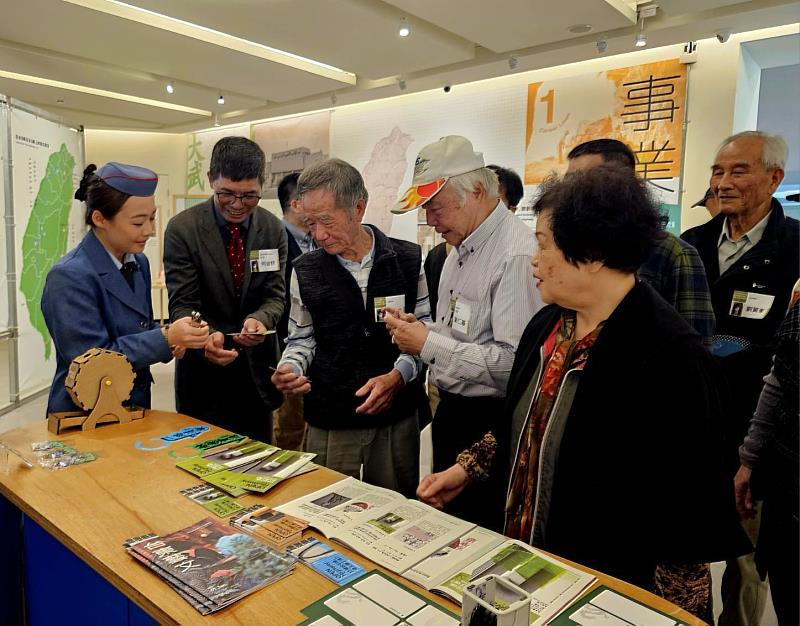 「客隨運轉-幸福公路與客家主題巡展」，展場由金馬小姐為貴賓剪票，開啟幸福公路的啟程