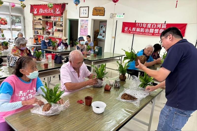 中華醫大師生執行USR計畫，深入社區帶領長者製作水苔球，訓練手眼協調與心靈療癒