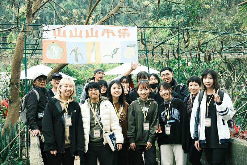 銘傳深耕龜山地區地方創生多年，舉辦多場重要活動包括山山山市集、楓樹坑自導式旅遊、在地食材菜餚開發、地景藝術節等，深獲地方居民肯定。