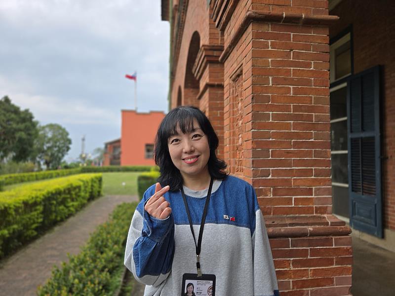 新北市立淡水古蹟博物館首位韓籍志工鄭芝贇，值勤服務時會在胸前掛兩國國旗，方便遊客辨識，歡迎來訪淡水紅毛城時，來與她交流、互動。