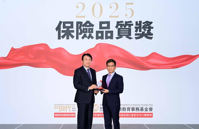 圖三：《現代保險雜誌》「2025保險品質獎」，富邦產險獲「最佳形象」、「最佳售後服務」、「最佳專業」及「最值得推薦」四項特優，由金管會彭金隆主委頒發獎項予富邦產險賴榮崇總經理(左)。