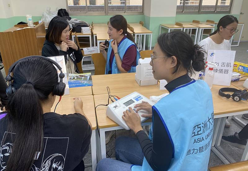 亞大聽語系同學，為興大附中高中生做舌肌力檢測、聽力檢測體驗。