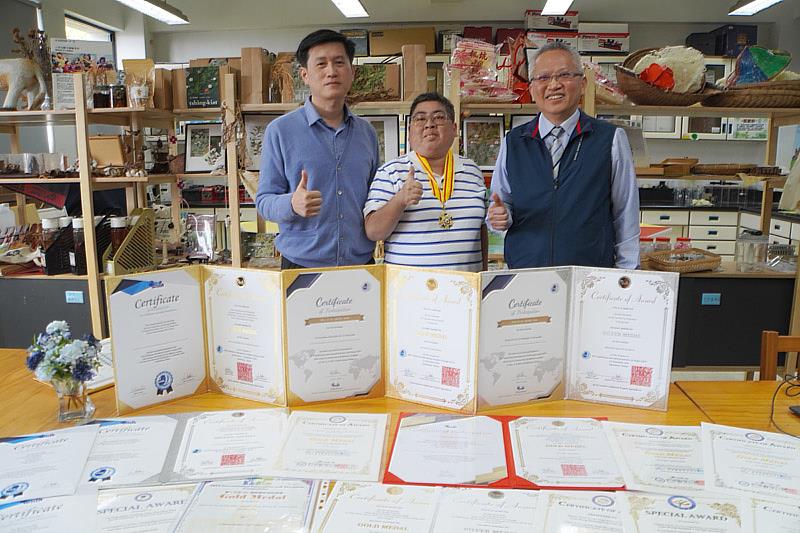 大葉大學環工系博士生蕭于庭(中)與員榮醫療體系合作發明