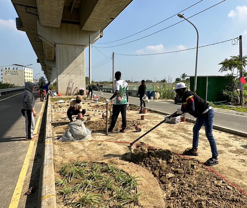 IPSD「校園永續體驗學習I」課程進行植栽種植