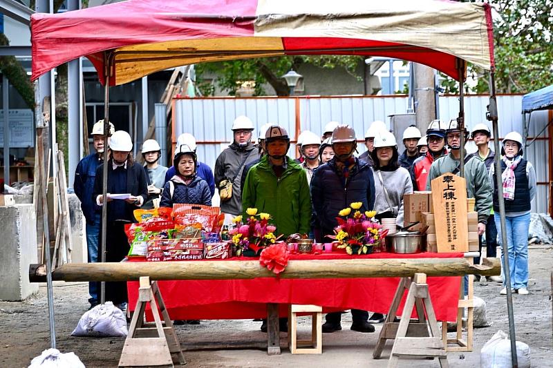 歷史建築「菁華林苑(花蓮港山林事業所官舍)」歷經數月修復，1月9日上午舉行上梁祈福儀式。