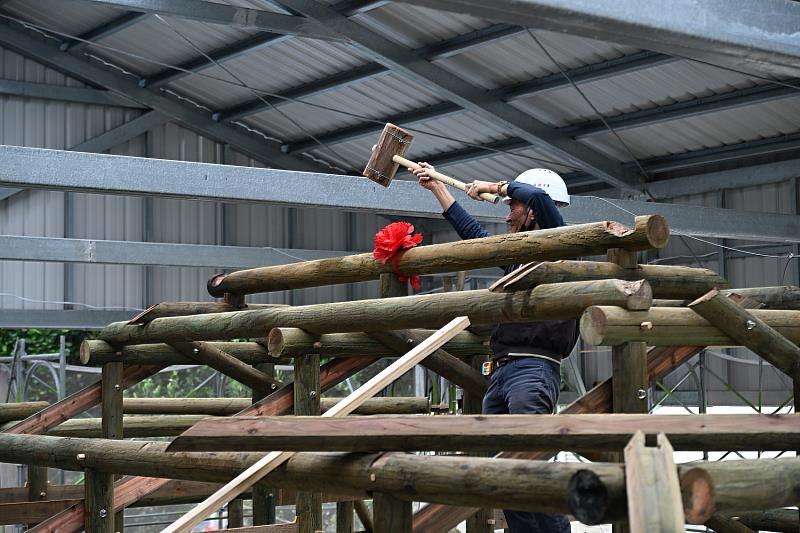 歷史建築「菁華林苑(花蓮港山林事業所官舍)」歷經數月修復，1月9日上午舉行上梁祈福儀式。