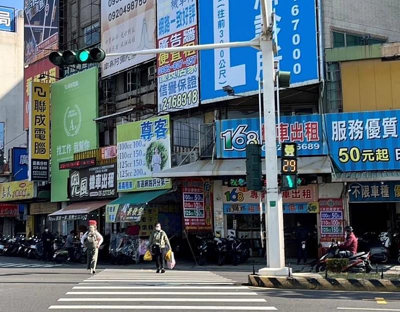 0 嘉義市不只有火雞燈，大白熊燈接續現身車站前小綠人 (2)