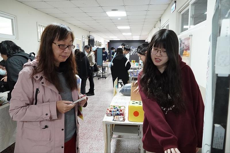 圖／餐旅系羅琪教授（左）主持「青旅就業學程」連續4年獲得勞動部補助，且於今年榮獲「111學年度傑出教學獎」。