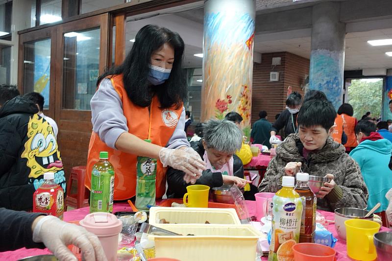 圍爐活動中由志工陪伴宜教院住民一起享用佳餚，讓住民吃好也吃暖。