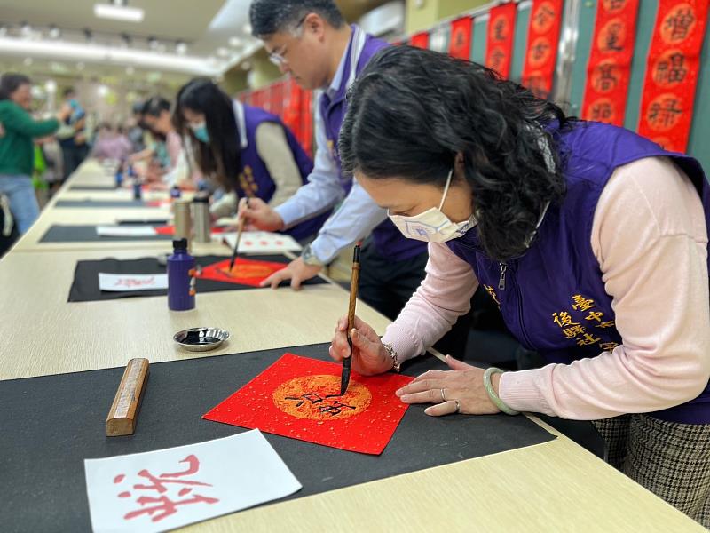 後譯社大陳錦杏校長書寫春聯傳遞新年祝福