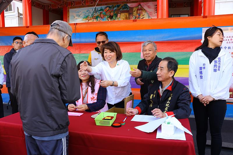 0 黃敏惠市長一同發放物資 為民眾送上鼓勵 (2)