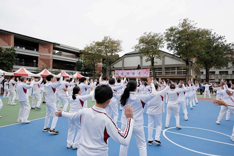 「歲末溫情、愛滿人間關懷獨居老人」活動現場，各團體展現活力為現場募年菜炒熱氛圍