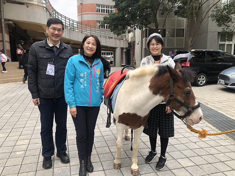 竹東社區大學開辦馬術課的馬也到現場，讓民眾認識動物及課程，為活動增添亮點。