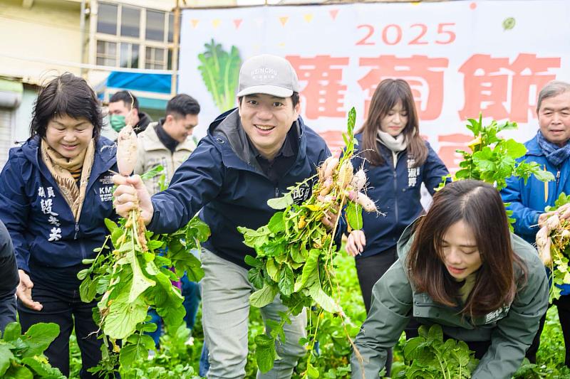 竹市前溪社區「114年度蘿蔔節親子暨關懷老人活動」代理市長邱臣遠到場與民眾一同體驗