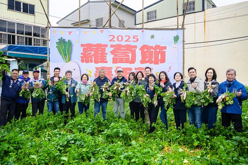 竹市前溪社區「114年度蘿蔔節親子暨關懷老人活動」代理市長邱臣遠到場與民眾一同體驗