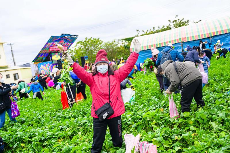 竹市2000位民眾報名參與，一起戴起手套、穿雨鞋，親子大手牽小手成為「一日農夫」