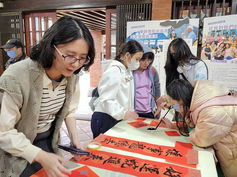 信義公益基金會舉辦蛇年寫春聯活動，讓民眾提前感受年味。