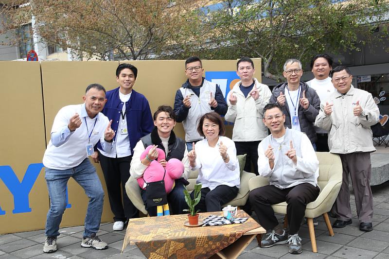 市府團隊與策展團隊合照