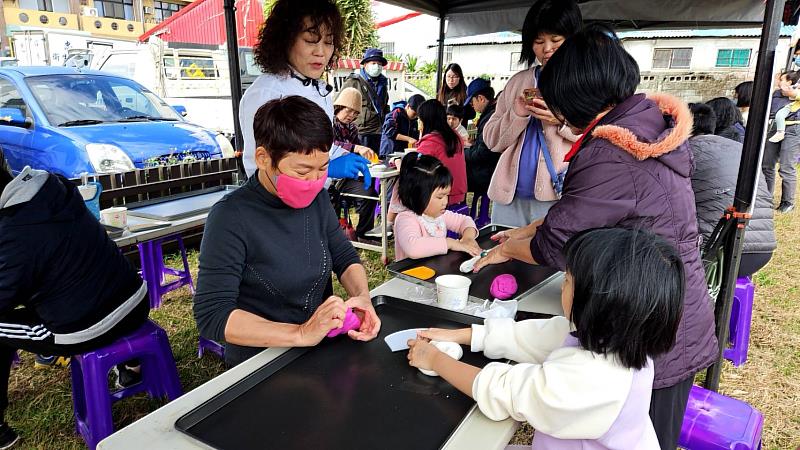 「添歲增福慶豐年」聚食湯圓、春聯發放及親子DIY體驗 人潮踴躍