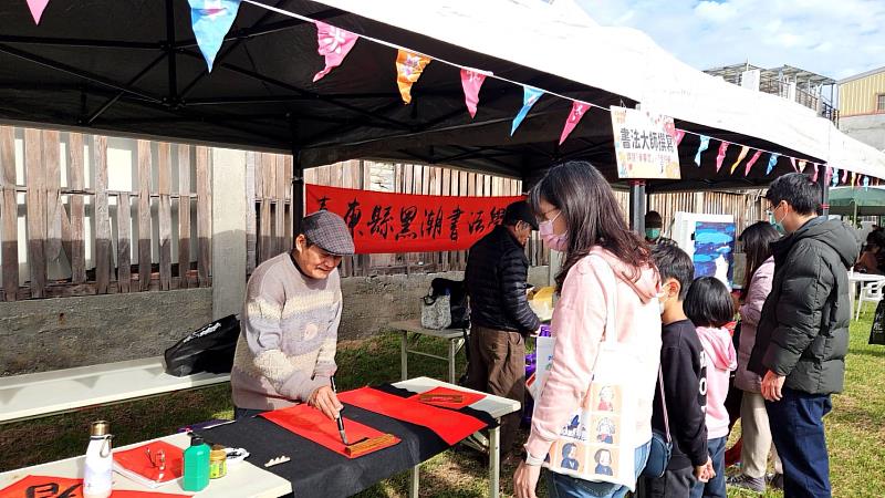 「添歲增福慶豐年」聚食湯圓、春聯發放及親子DIY體驗 人潮踴躍