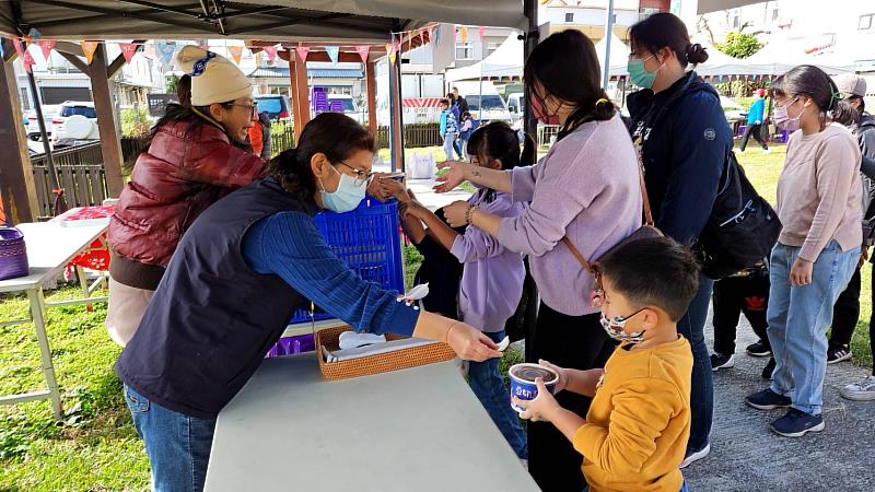 「添歲增福慶豐年」聚食湯圓、春聯發放及親子DIY體驗 人潮踴躍