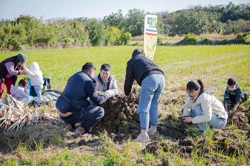 竹市後備憲兵荷松協會舉辦「家庭親子焢窯活動」