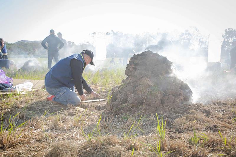 竹市後備憲兵荷松協會舉辦「家庭親子焢窯活動」