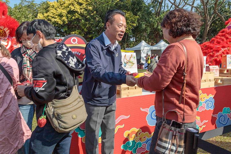 嘉義縣年貨市集創意料理迎新春 鄉親大排長龍領紅包