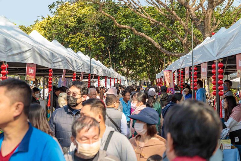 嘉義縣年貨市集創意料理迎新春 鄉親大排長龍領紅包