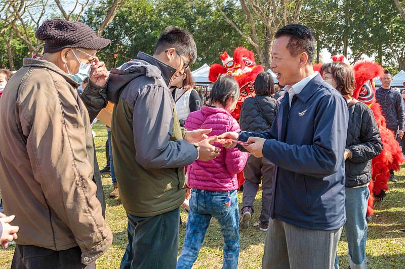 嘉義縣年貨市集創意料理迎新春 鄉親大排長龍領紅包