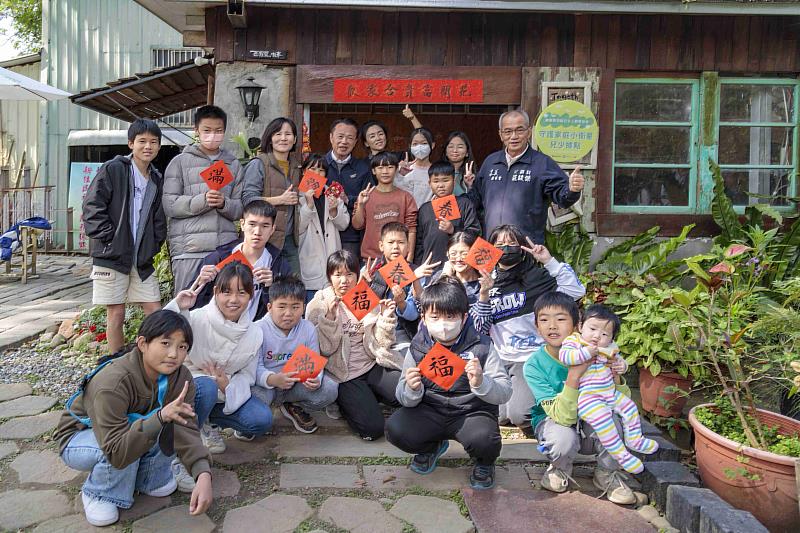 小衛星兒少據點除舊佈新 翁章梁發紅包與弱勢家庭兒少圍爐迎蛇年