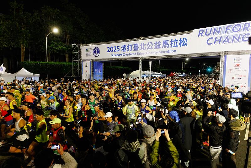 2025渣打臺北公益馬拉松於1月12日清晨5點30分正式開跑，2.5萬名跑者熱情不減 一起 Run for Change