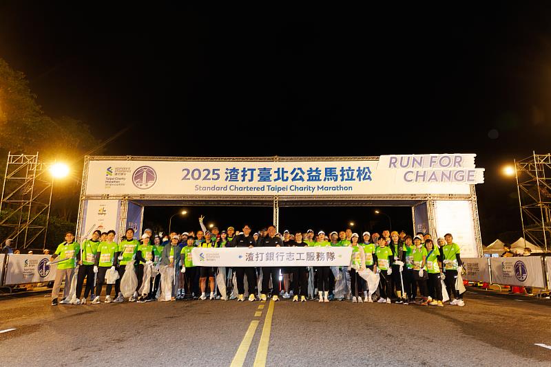 渣打馬第二年開放民眾參加13K Plogging淨街慢跑，並邀請房思瑜擔任隊長