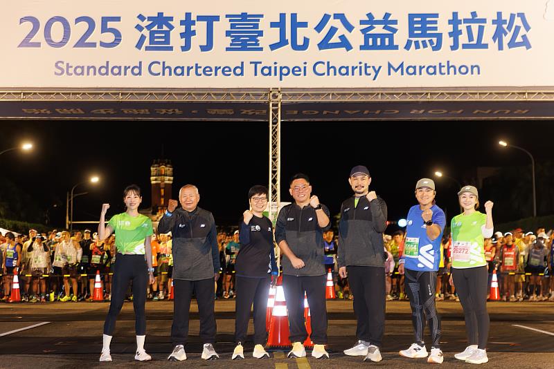(左起) 運動女神房思瑜、中華民國路跑協會理事長郭國雄、渣打國際商業銀行香港及台灣區公共事務、品牌及市場推廣主管關懿婷、台北市政府體育局局長王泓翔、知名藝人夫妻檔王仁甫、季芹共同啟動2025渣打臺北公益馬拉松