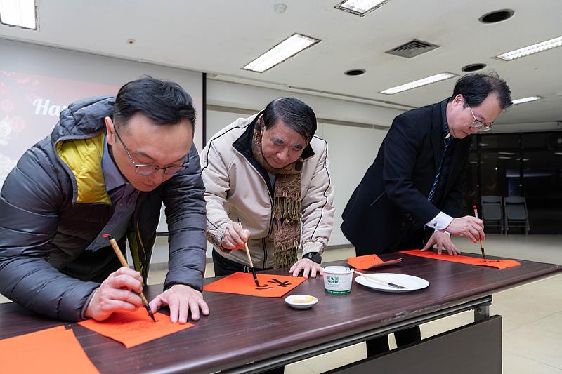 許泰文校長、顧承宇副校長及張祐維國際長帶領學生們一同寫春聯