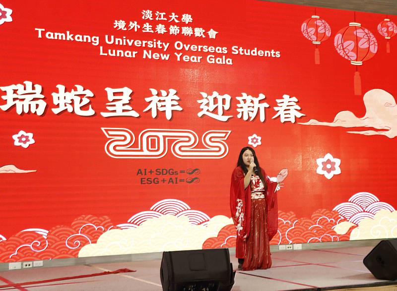 淡江大學國際處舉辦「2025年境外生春節聯歡會」中，馬來西亞籍大傳二鄭雋齡演唱〈芒種〉，博得如雷掌聲。（圖／淡江大學提供）