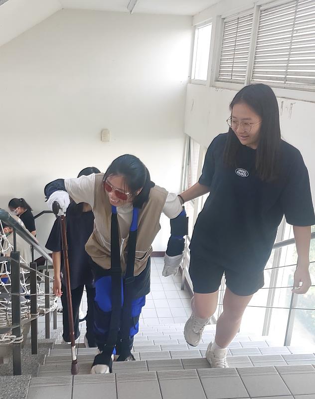 亞大健管系同學,體驗長者腿部退化爬樓梯。