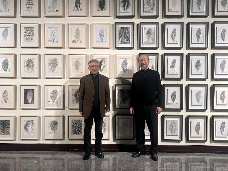 圖說：藝術家林磐聳（右）跟策展人國立台灣美術館前館長廖仁義教授，背後是本次展覽最為壯觀的90幅「台灣練習曲」系列作品。從2005~2024將近20年以台灣島嶼圖象的作品。圖／策展人廖仁義提供