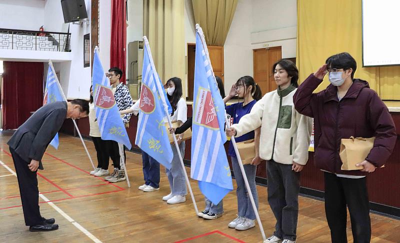 淡江大學「寒假服務隊授旗典禮」除對同學的服務熱忱給予肯定外，更可強化參與服務同學的責任心與榮譽感，展現團隊合作精神。（圖／淡江大學提供）