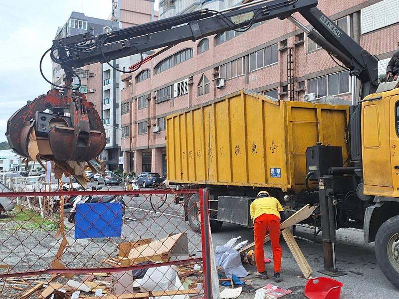 除舊布新大掃除 大型廢家具請利用各地清潔隊清運服務 亂丟堆放最高可罰款6000元