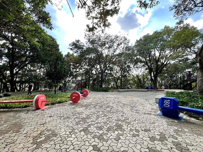 有「城市森林健身房」之稱的嘉穗公園，以森林山訓連結城市覓徑塑造亮點，整體設計上也加入許多健身意象，足具特色